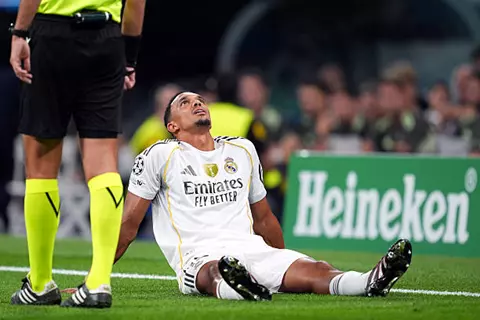 "إصابات متكررة ومستوى متواضع".. صفقة أرنولد تتحول إلى كابوس على ريال مدريد